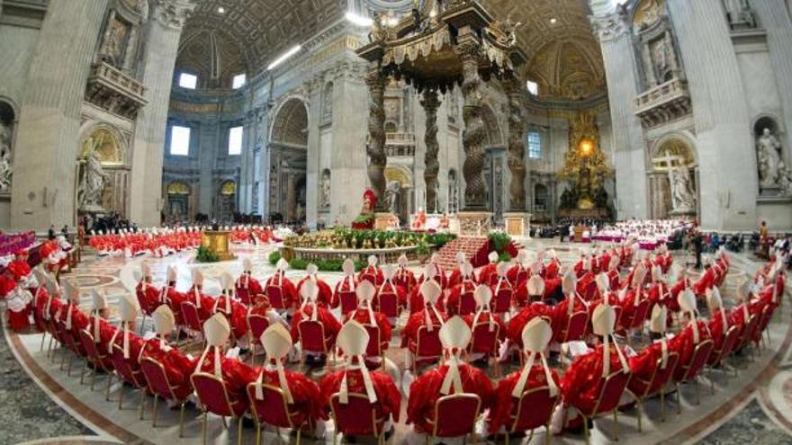 Los cardenales, en la basílica de San Pedro, concelebrando la misa votiva &quot;Pro           eligendo Pontifice&quot;.  // Efe