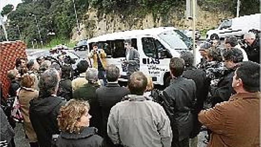 Moment en que el Rotary feia l&#039;entrega de la furgoneta al CAP.