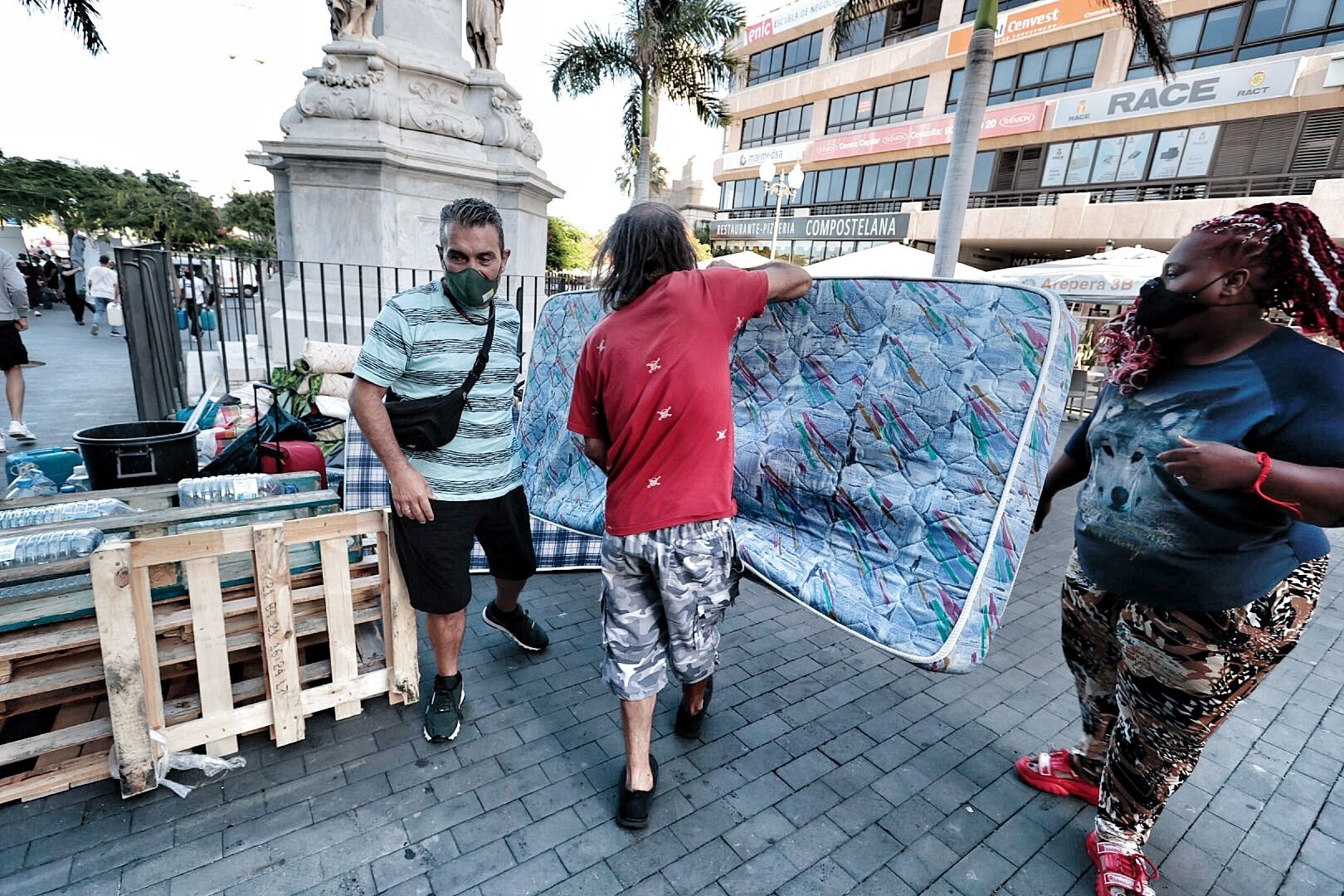 Traslado de la acampada de la plataforma antidesahucios en Santa Cruz