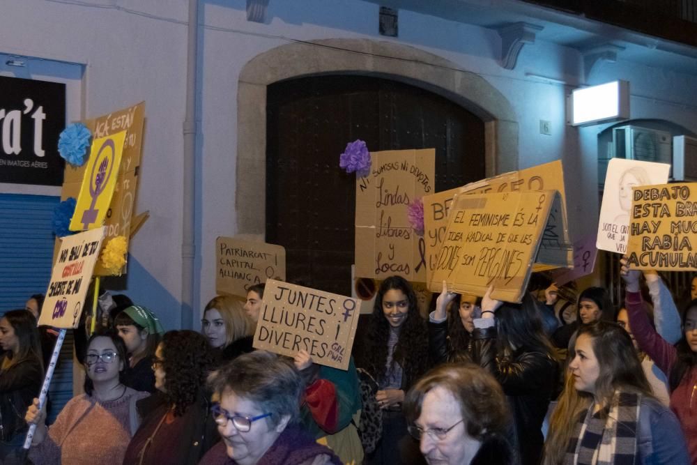 Centenars de persones surten al carrer el 8M