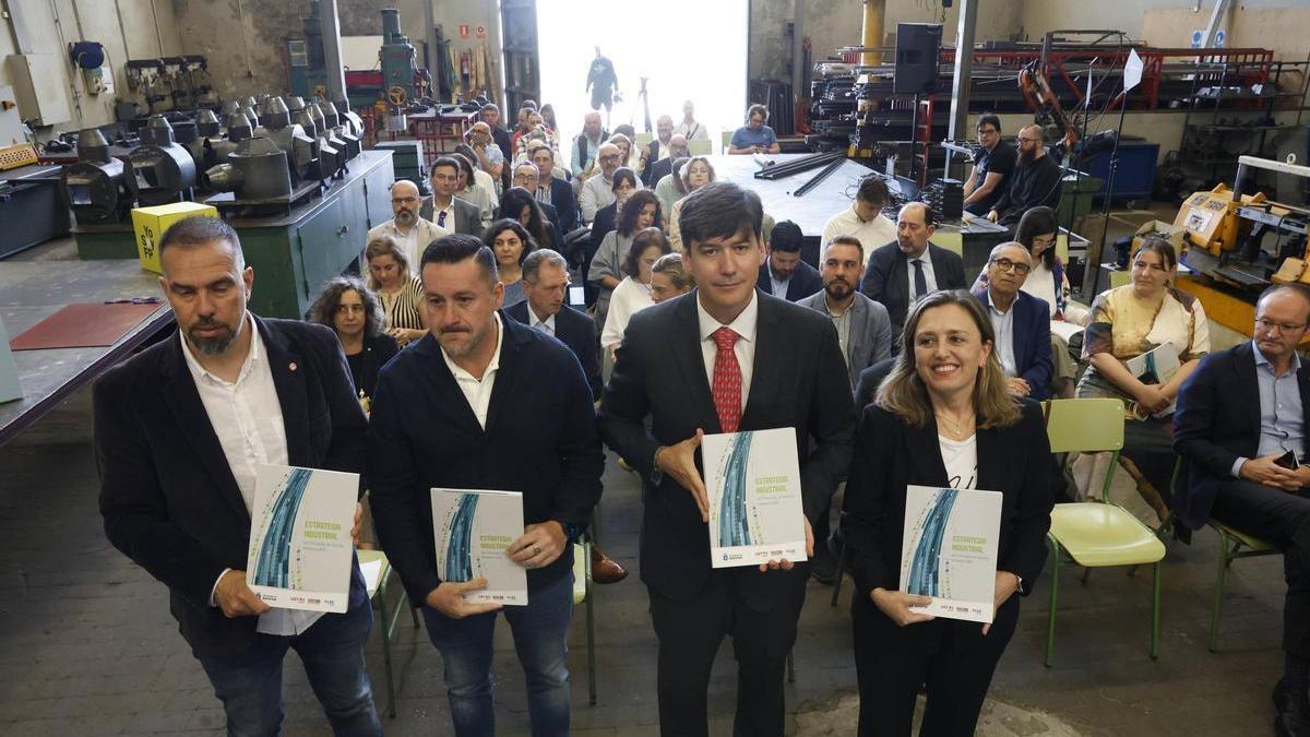 De izquierda a derecha: José Manuel Zapico, secretario general de CC OO Asturias; Javier Fernández Lanero, secretario general de UGT Asturias; Borja Sánchez, consejero de Ciencia e Industria del Principado; y María Calvo, presidenta de FADE; este martes en la firma de la Estrategia Industrial 2030, en el centrp de FP de soldadura en la Universidad Laboral, Gijón.