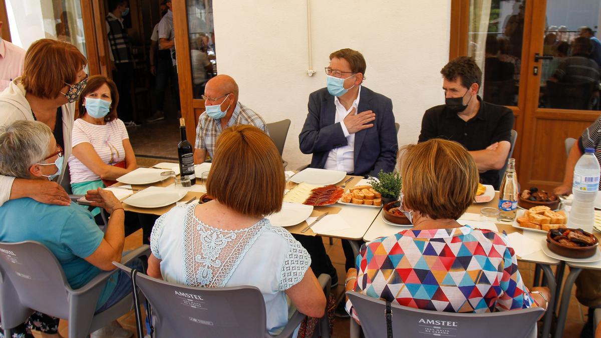 El jefe del Consell ha cumplido la promesa que hizo hace seis años de volver a un almuerzo de los viernes en Vallibona.