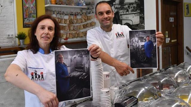 Silvia y Gonzalo Gallego, en La Ibi, con fotos de sus padres en el puesto de castañas. |  // V.E.