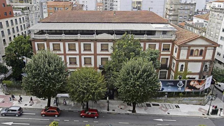 Vista del solar (arriba) y recreación de la residencia para mayores desde Gran Vía. // Marta G. Brea/ FdV