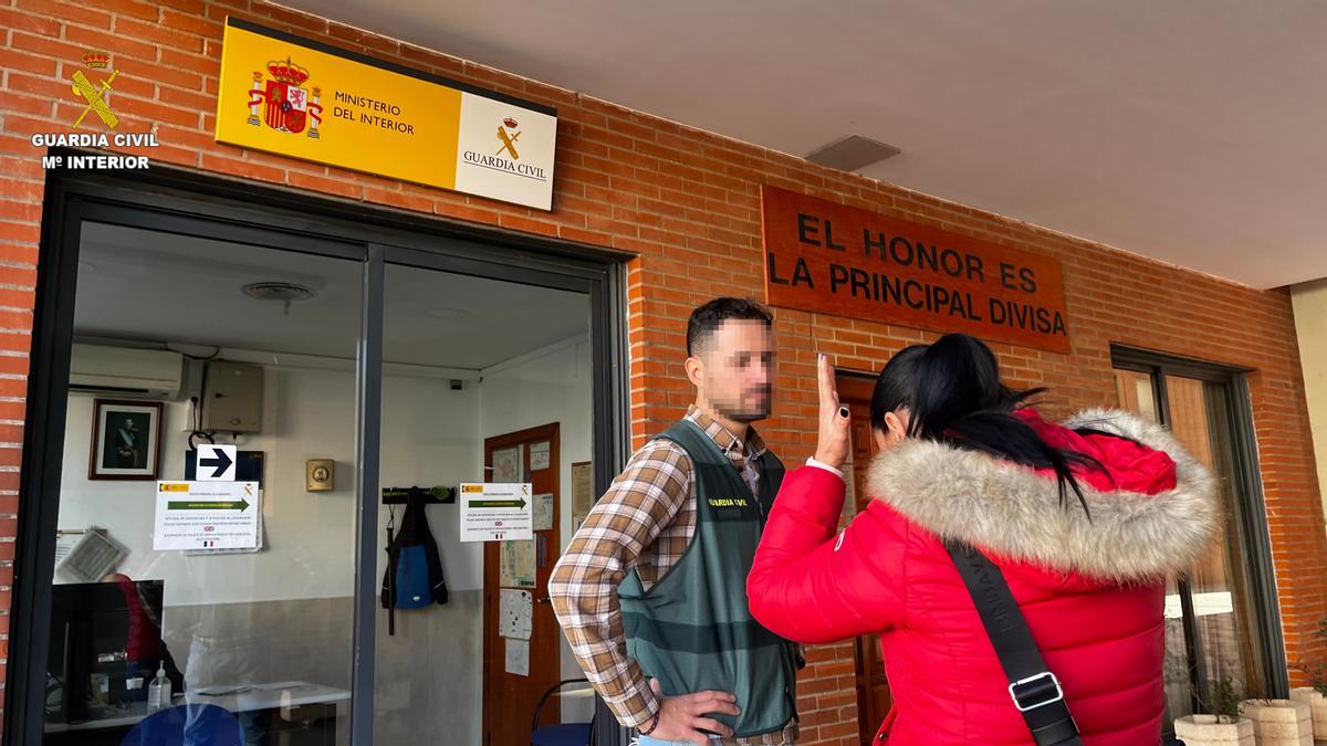 Un atiende a una mujer en el cuartel de la Guardia Civil.