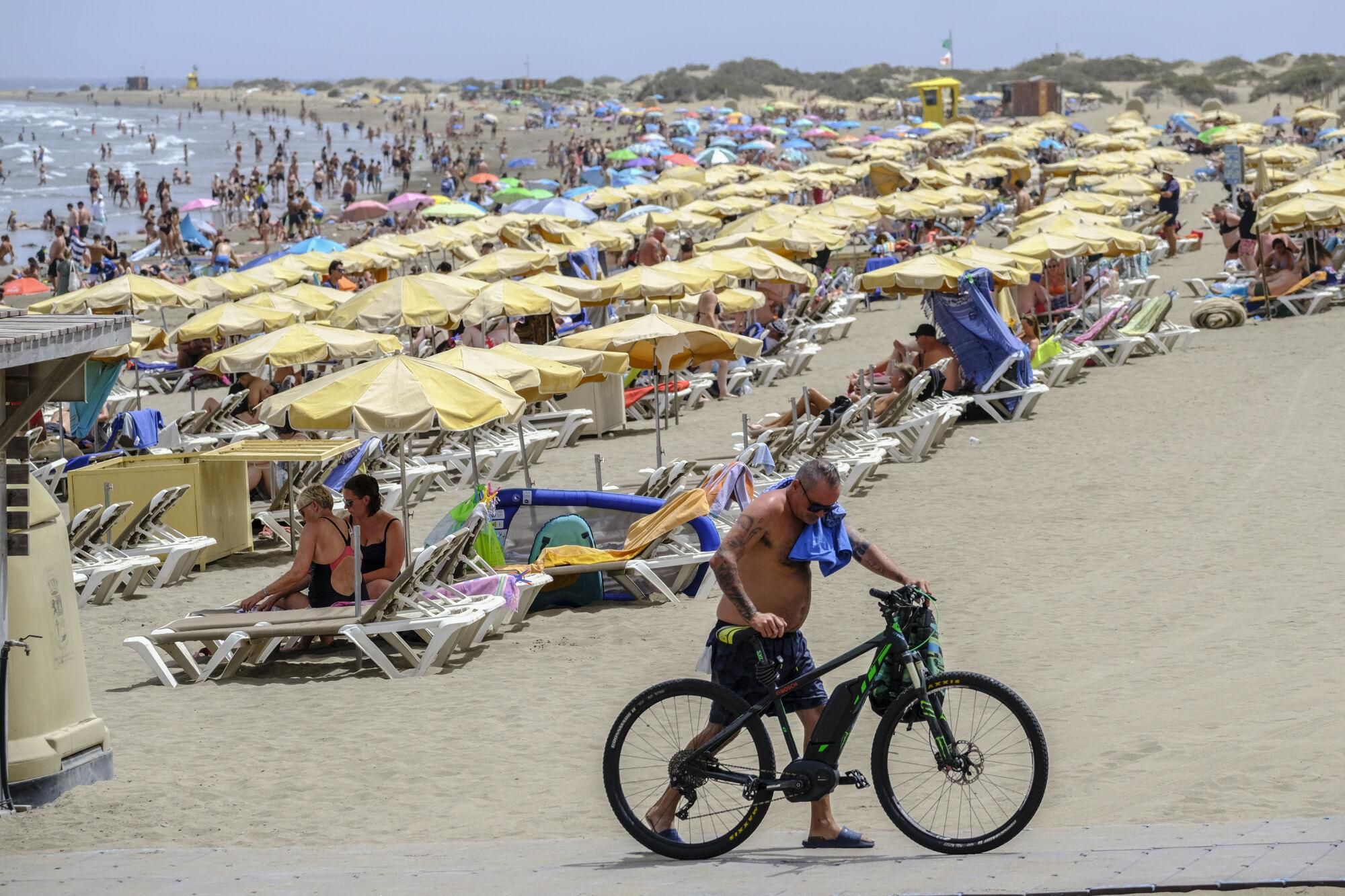 Jornada de fuerte calor en Playa del Inglés (17/07/25)