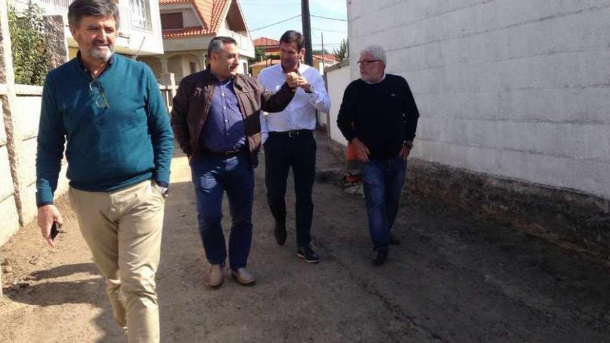 El alcalde y los ediles durante su visita al camino de Bordóns. // FdV