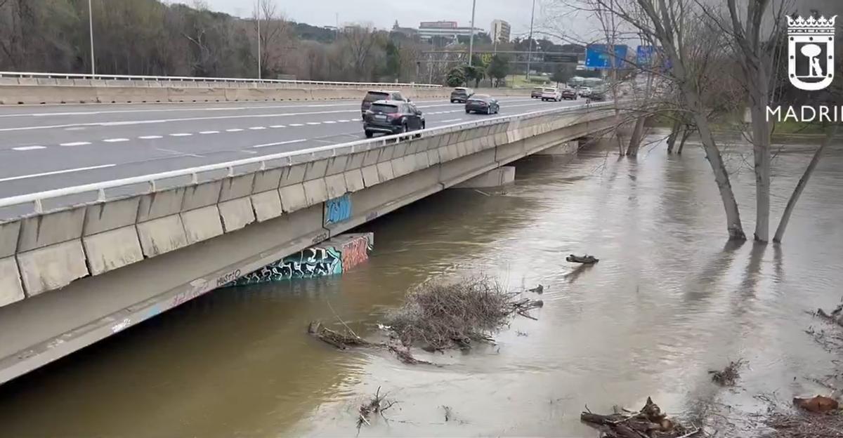 La crecida del río Manzanares en la capital ha hecho que se quede a apenas un metro del puente de la A-6.