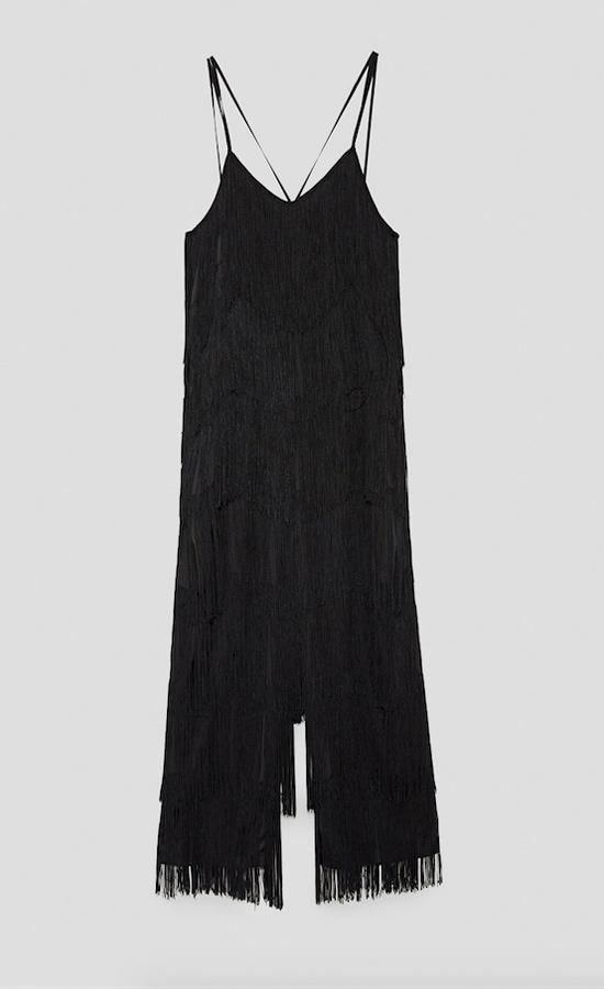 Locos por los flecos: mono negro de Zara