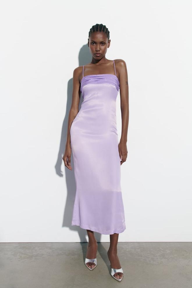 Vestido satinado color lila de Zara