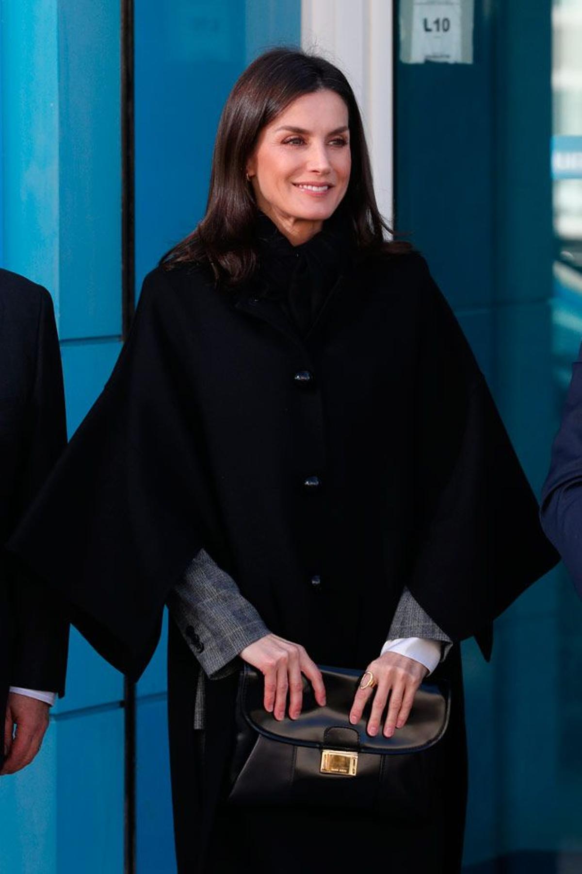 El look 'working' de la reina Letizia con abrigo capa y traje masculino de cuadros