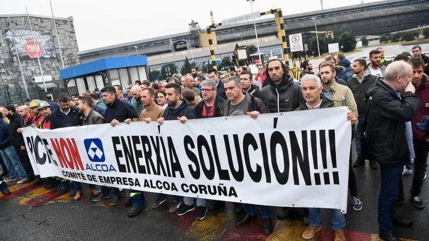 Trabajadores de A Coruña en una de sus protestas a la entrada de la fábrica de A Grela.