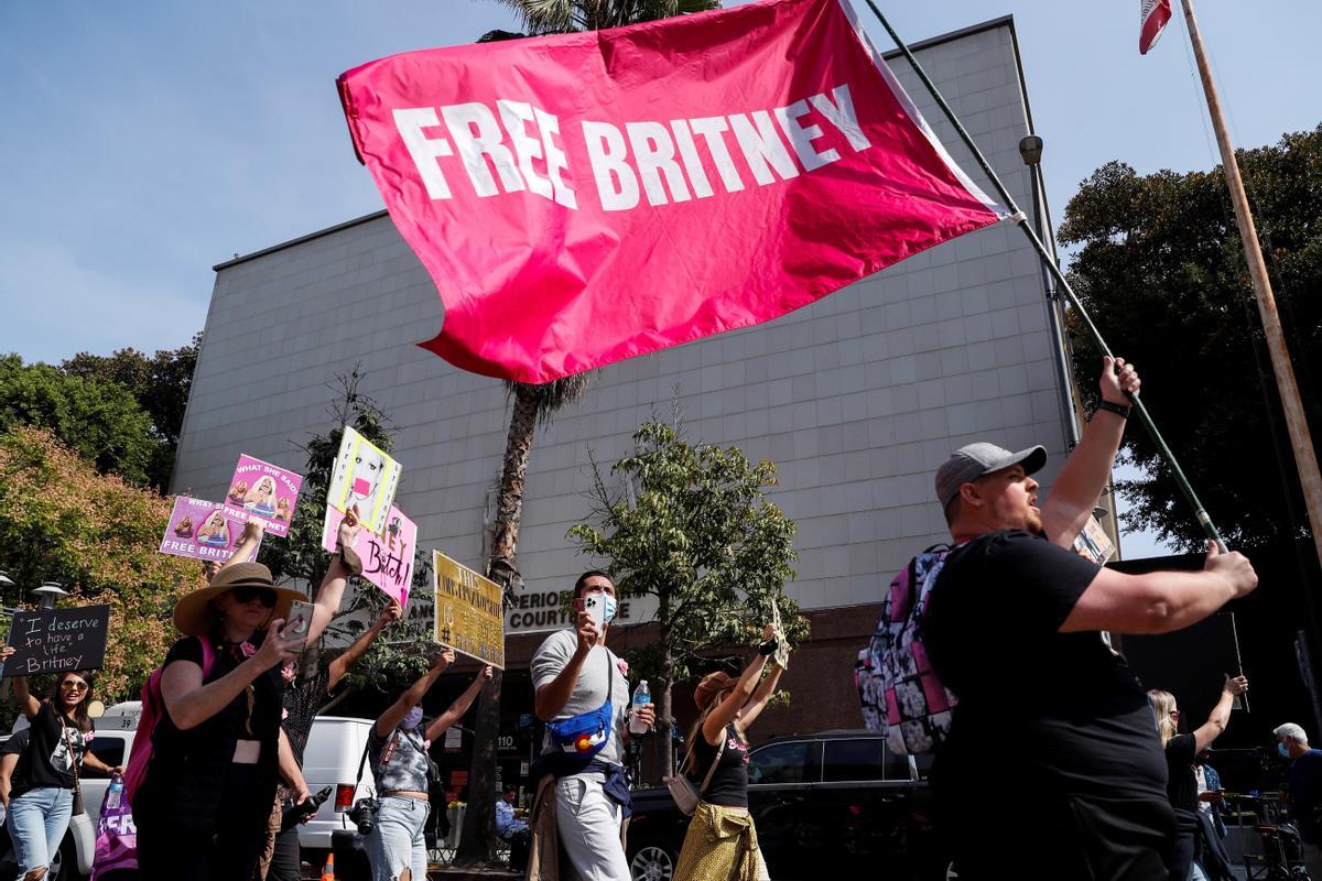 Los partidarios de Britney Spears asisten a una manifestación frente a un tribunal de Los Ángeles