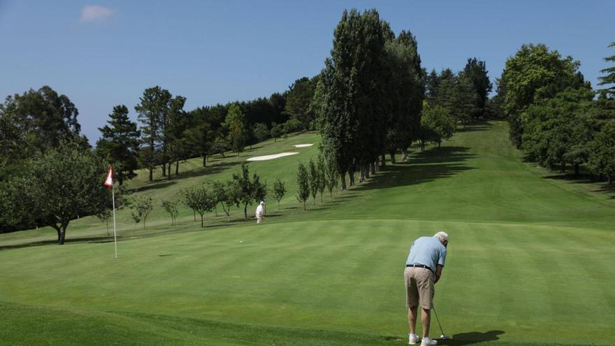 La Confederación Hidrográfica expedienta al Club de Golf de Castiello por exceso de riego con agua del arroyo Meredal