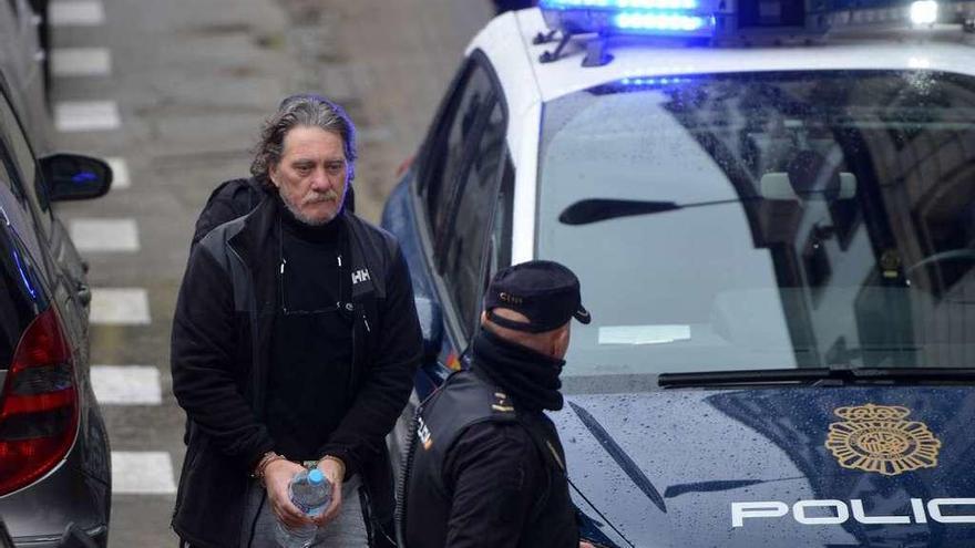 Sito Miñanco es conducido ayer por las fuerzas de seguridad al interior de la Audiencia. // Gustavo Santos