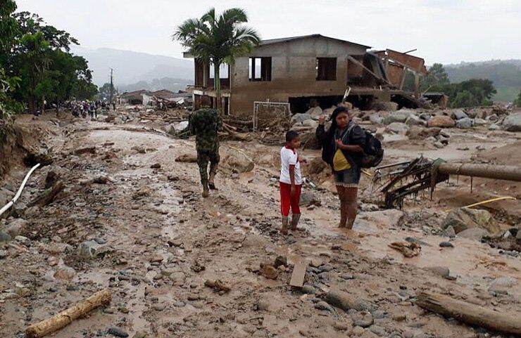 Más de 130 muertos en una avalancha de tierra en Colombia