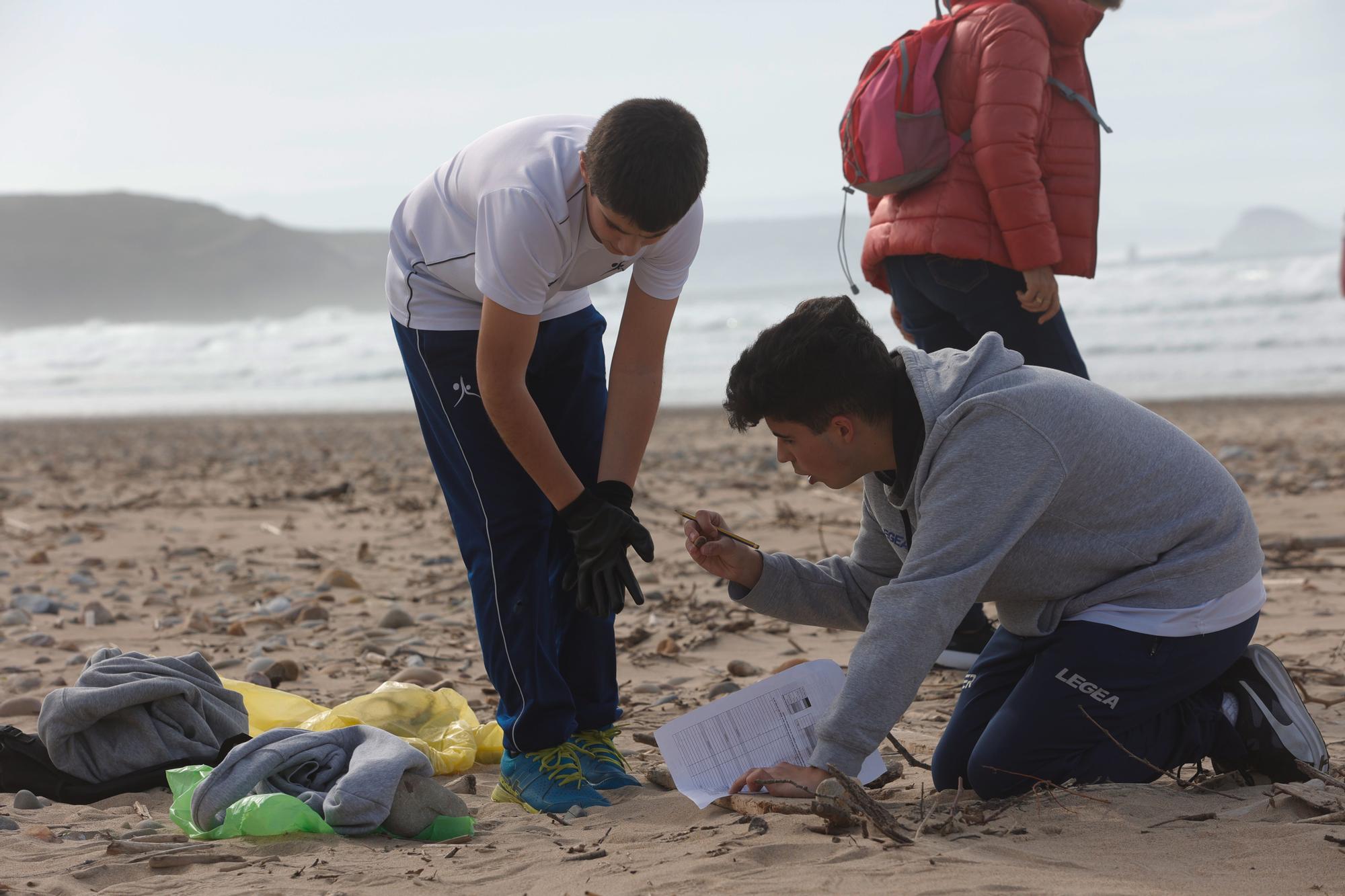 EN IMÁGENES: alumnos del colegio San Fernando limpian la playa de Xagó