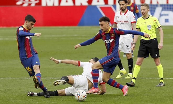 Pedri y Dest en acción en el partido de LaLiga entre el Sevilla y el FC Barcelona disputado en el Sanchez Pizjuan.