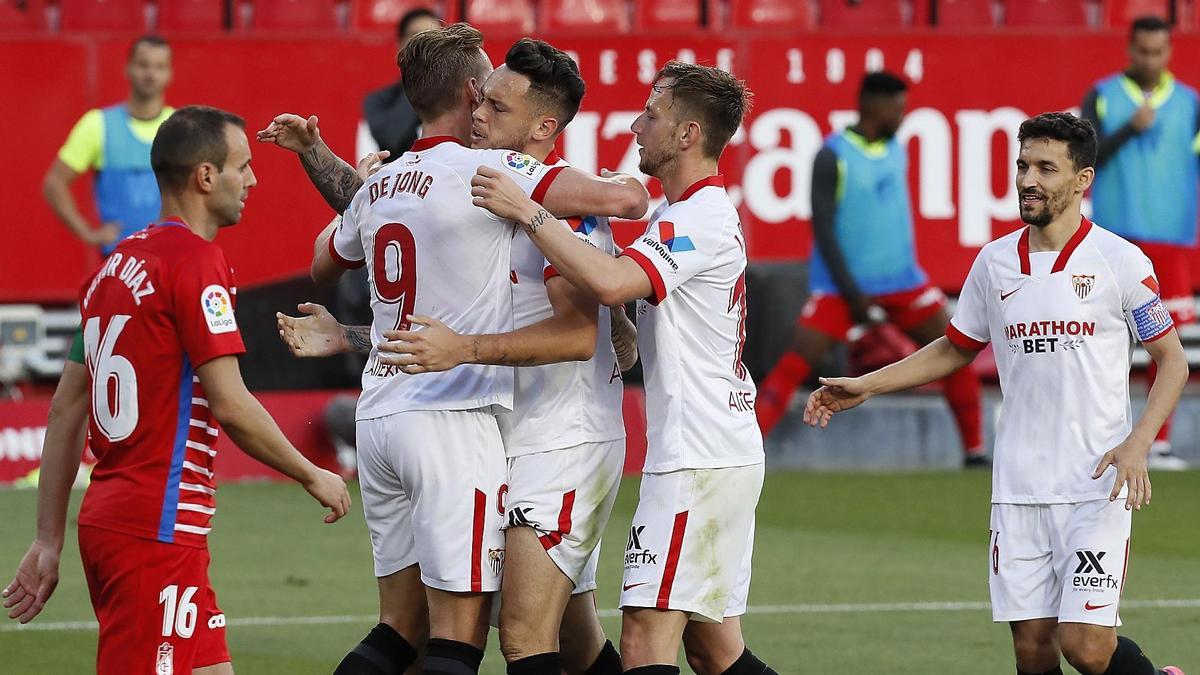 Los jugadores del Sevilla celebran el gol de Ocampos.