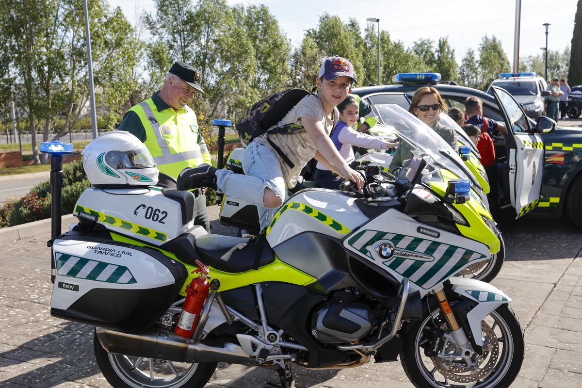 La Guardia Civil de Cáceres muestra a 600 escolares su trabajo