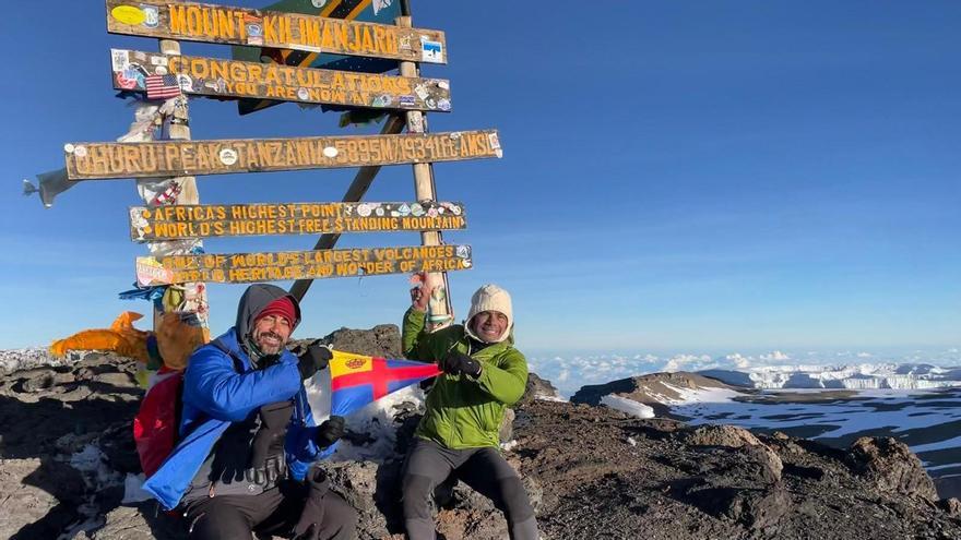 Eduardo Florit y David Herrera posan en la cumbre del Kilimanjaro con el gallardete del Real Club Náutico de Palma