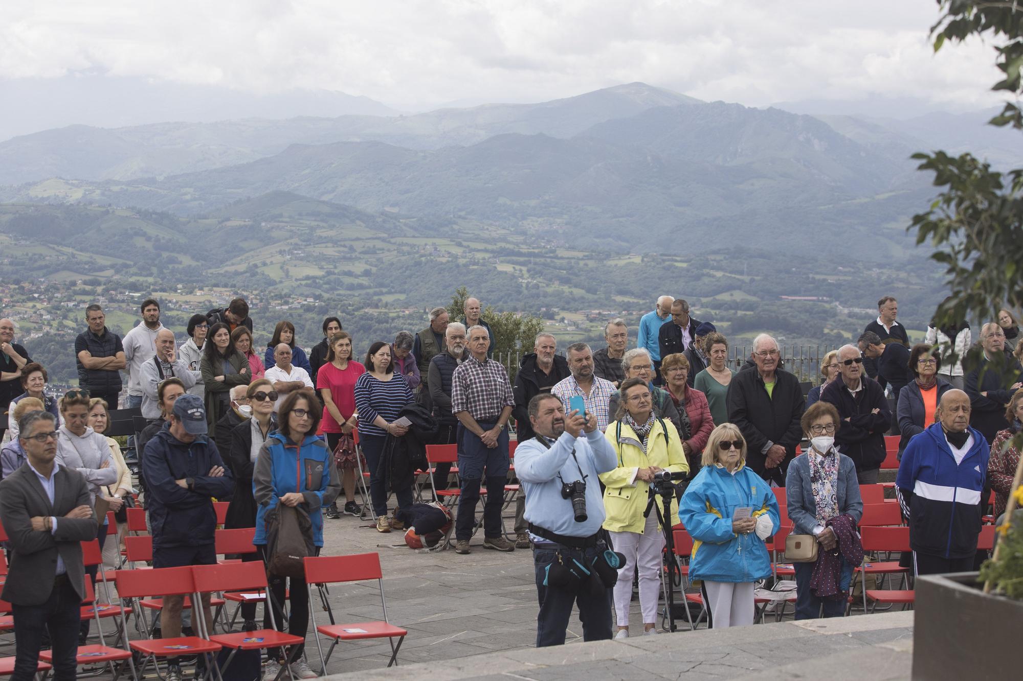 EN IMÁGENES: Jira al Sagrado Corazón en la cima del Naranco