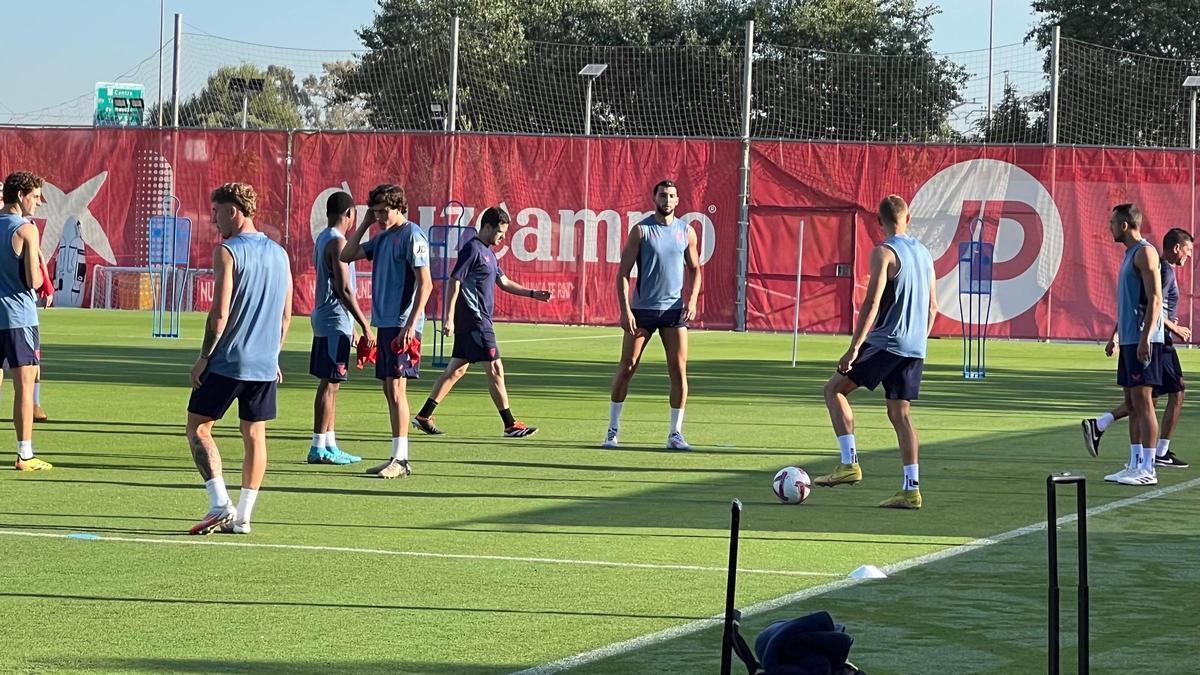 Rafa Mir y Joan Jordán entrenan a las órdenes de García Pimienta aún en el Sevilla FC