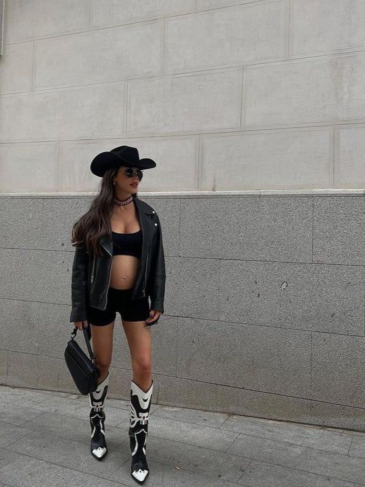 Violeta Mangriñán con botas cowboy de Zara