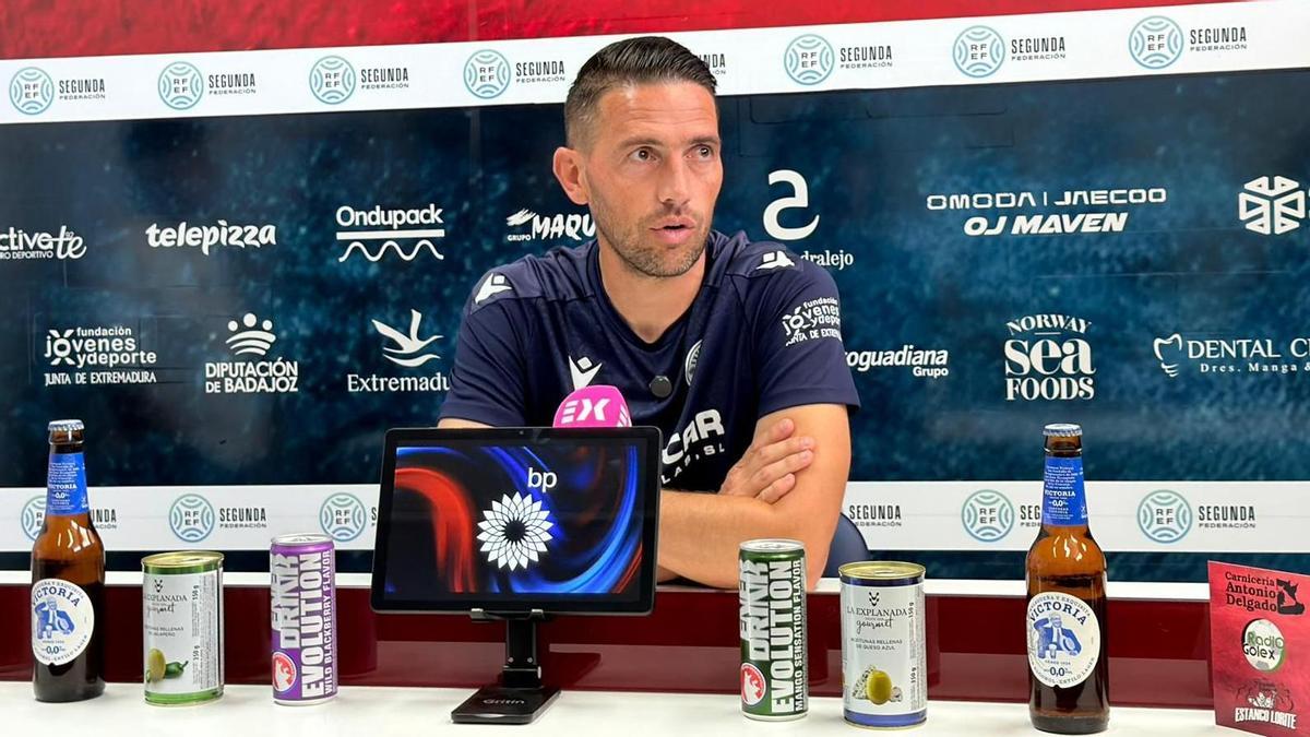 David Rocha en sala de prensa de la ciudad deportiva de Almendralejo.