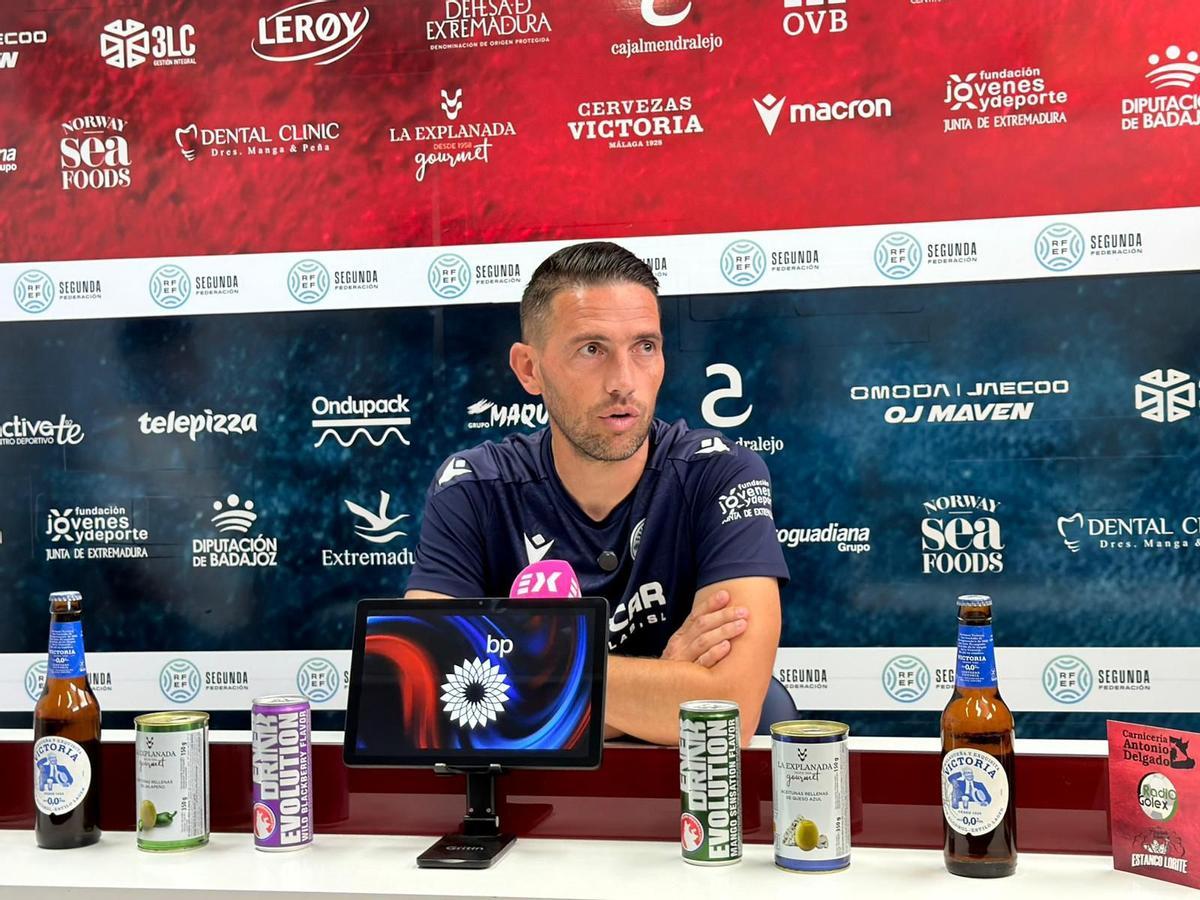 David Rocha en sala de prensa de la ciudad deportiva de Almendralejo.