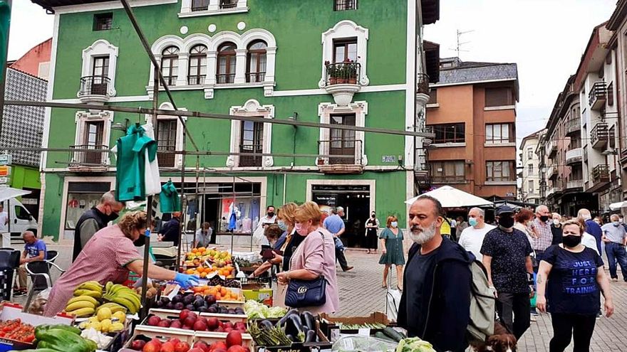 Un mercado con mucha fama: el actor Javier Gutiérrez y el deportista Felipe Reyes compran en Grado