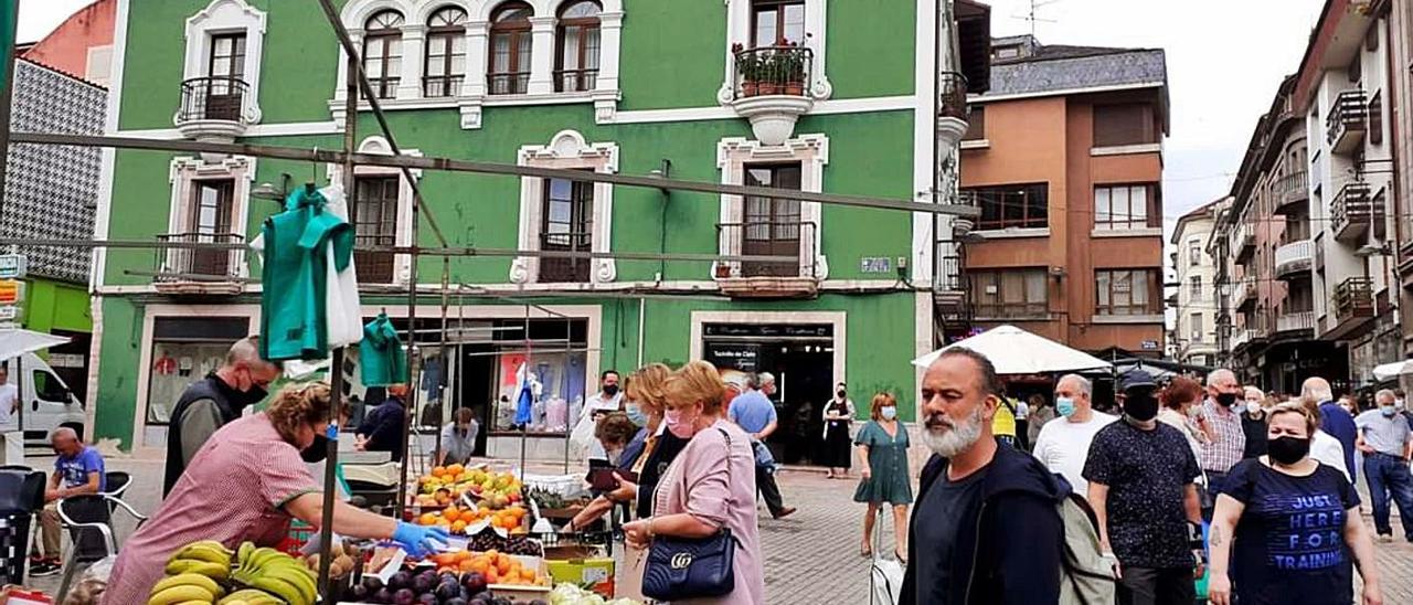 Javier Gutiérrez, ante uno de los puestos de la plaza General Ponte, el domingo. | Grado Turismo