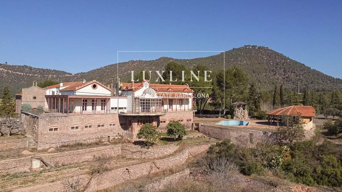 Rauw Alejandro vende por 2,2 millones de euros la casa que compró para Rosalía en Manresa