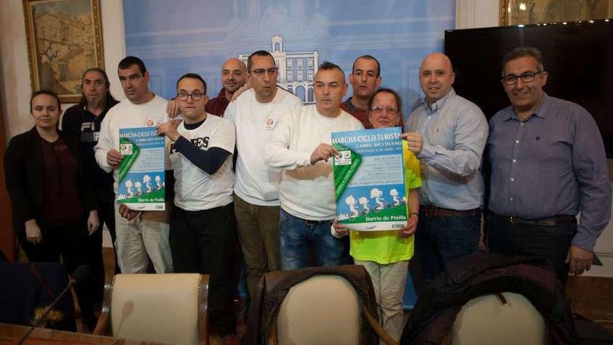 Organizadores y usuarios de Feafes presentan, ayer, la marcha en el Ayuntamiento.