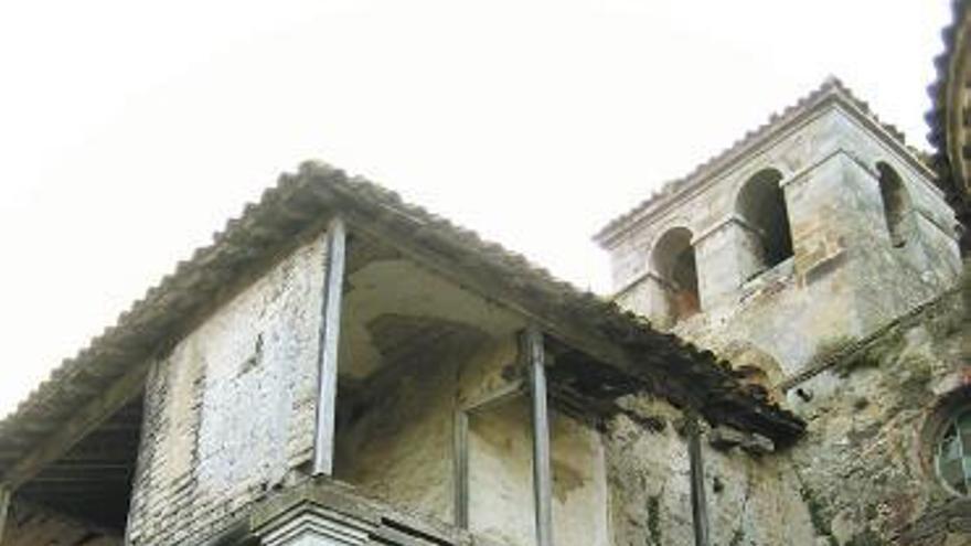 Daños exteriores en el monasterio de Cornellana.