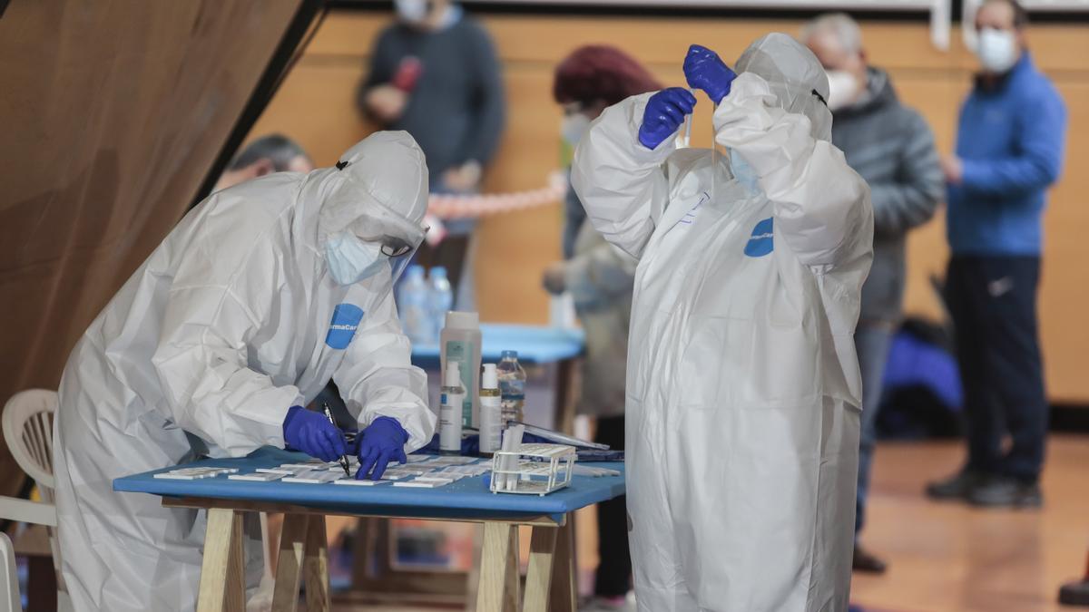 Personal sanitario protegido del coronavirus durante las pruebas masivas en Castilla y León.