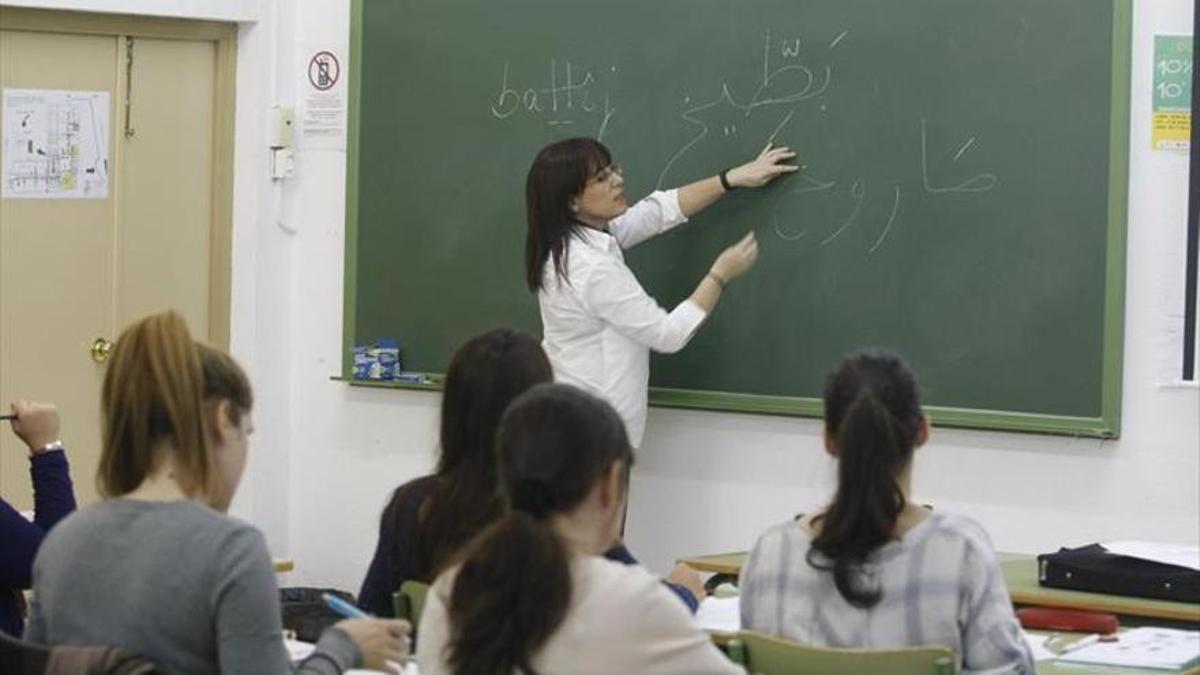 Una profesora enseñando lenguas.