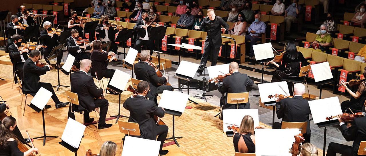 Un momento del concierto de la Orquesta Filarmónica de Gran Canaria, anoche, en el auditorio Alfredo Kraus, dirigida por Karel Mark Chichon. | |  JESÚS DE LEÓN