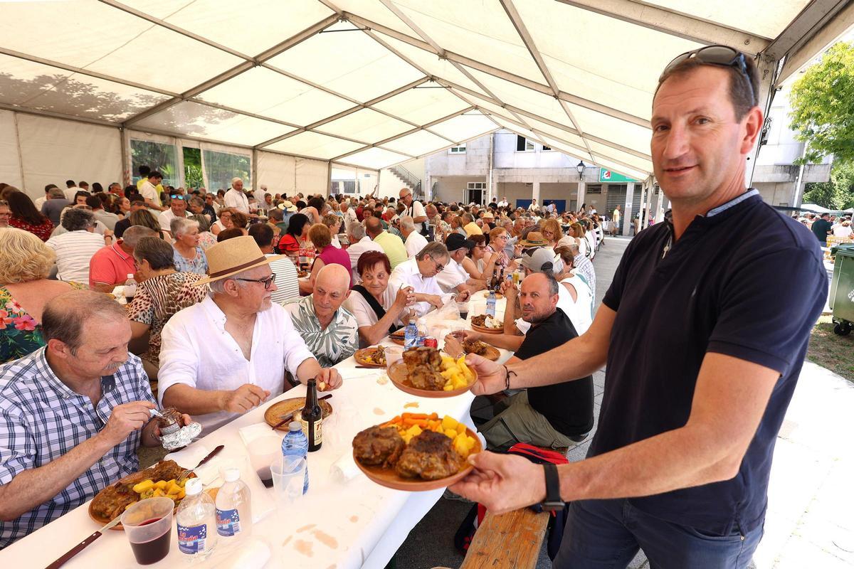 El plato fue preparado en su receta más tradicional y servido en un millar de raciones.