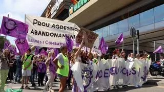 Manifestación en el Màgic de Badalona contra el abandono de las víctimas de violaciones
