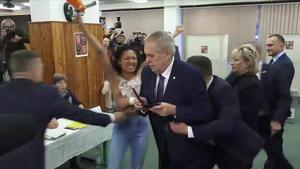 Momento en el que la activista de Femen se encara con el presidente de República Checa, Milos Zeman.