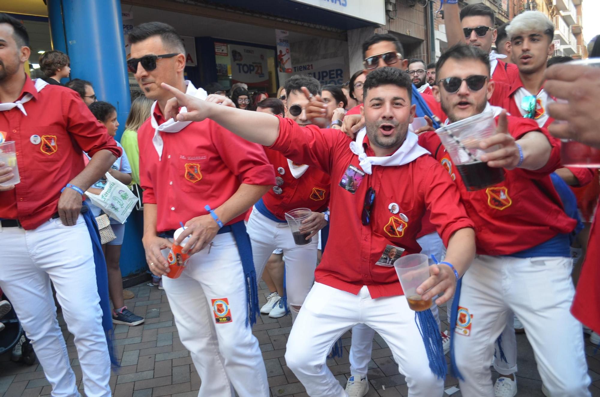 GALERÍA | Las mejores imágenes del desfile de peñas en Benavente