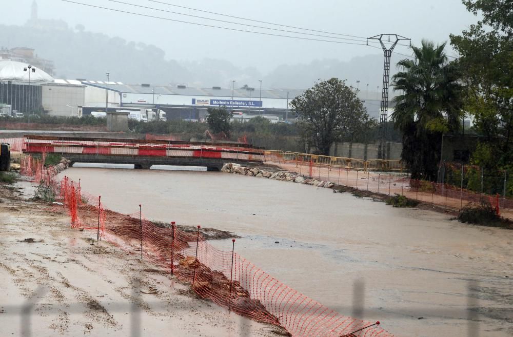 Consecuencias de la tromba de agua caída en Alzira esta pasada madrugada y esta mañana.