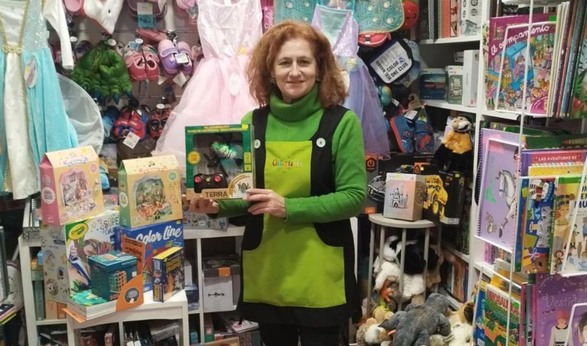 Teresa Acebal, en su negocio de Oviedo, con una mosca teledirigida.