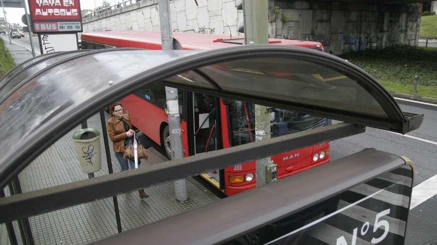 Bus urbano de A Coruña en la parada del puente de A Pasaxe.