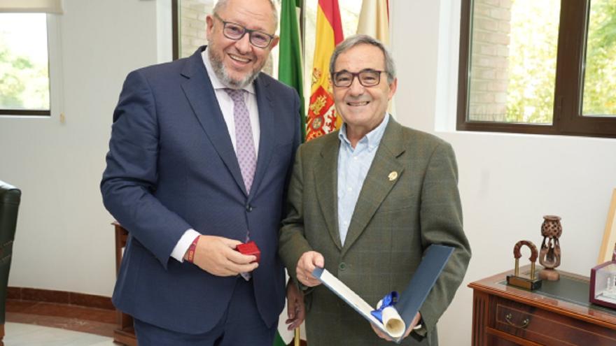 La Universidad de Córdoba reconoce con su distinción Abderramán III al profesor Eduardo Moyano Estrada