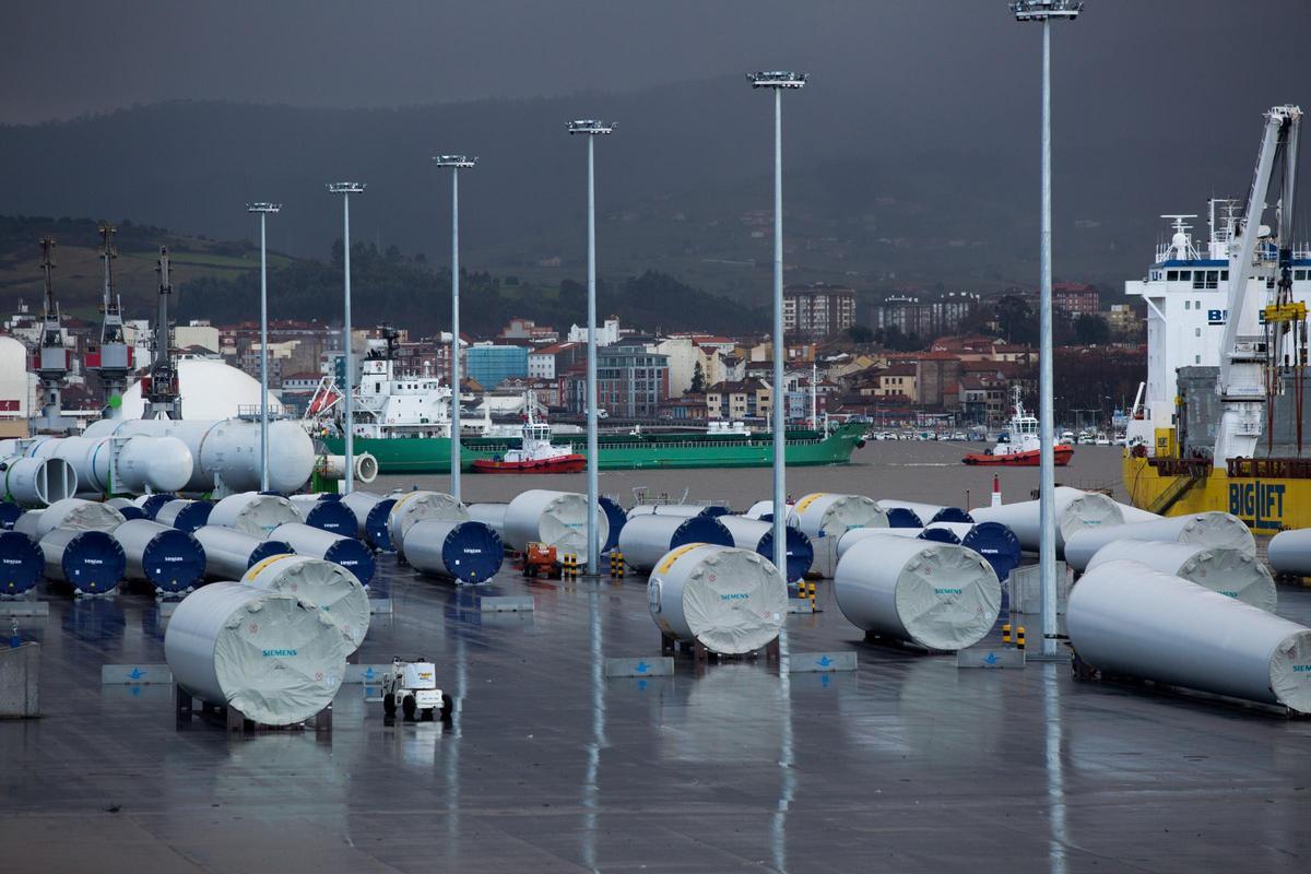 Piezas eólicas en el muelle de Valliniello.