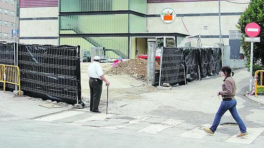 Obras de la superficie comercial de Ciaño en la que se produjo la agresión sexual a la vigilante de seguridad.