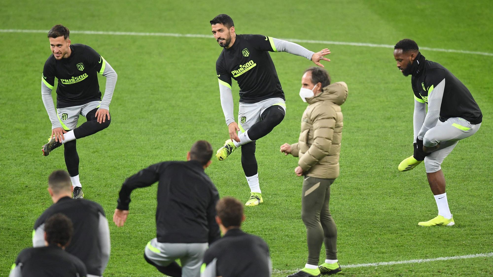 Suárez, en el centro, en el entrenamiento de este lunes del Atlético en Bucarest.