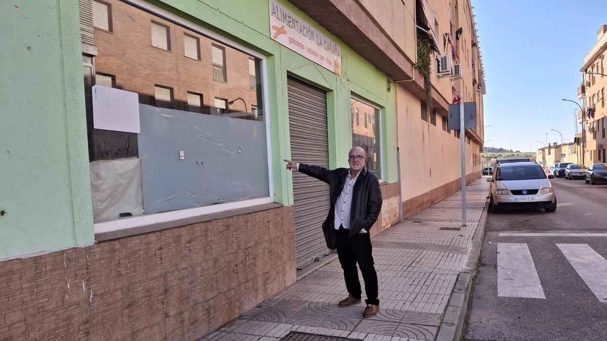 Alfonso, un vecino, señala uno de los desperfectos provocados por la explosión en la calle Magarita Xirgú.